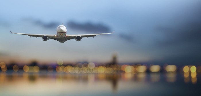 Самолет на взлете фото