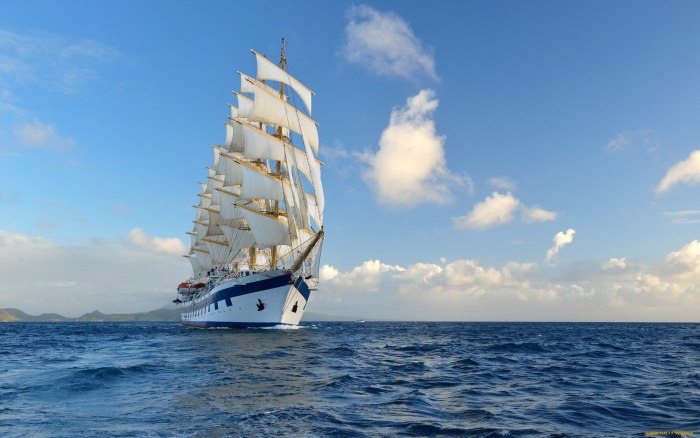 Красивый корабль в море