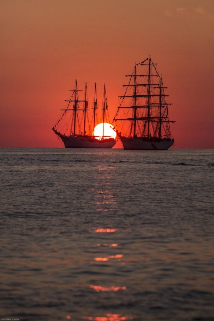 Корабль в море