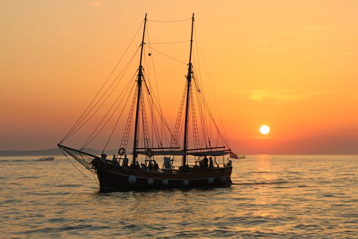 Парусник в море