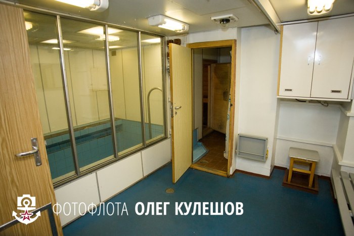 Подводная лодка акула внутри бассейн