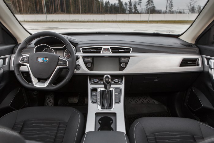 Машина Geely Atlas салон