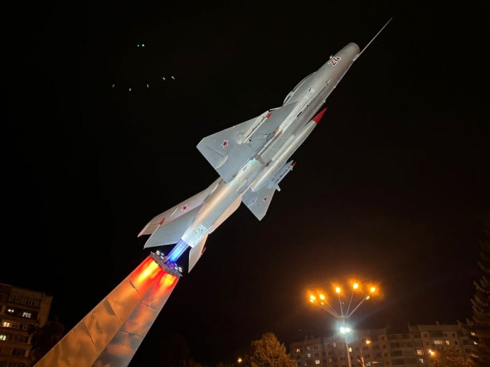 Памятник самолет миг 21вескебольше