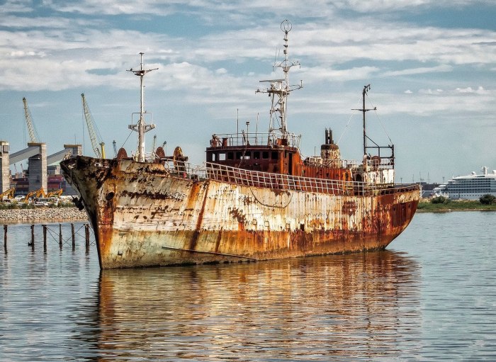 Заброшенный Ржавый корабль Мурманск