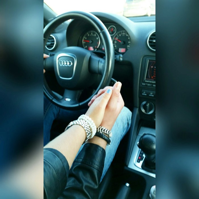 Женские руки на руле