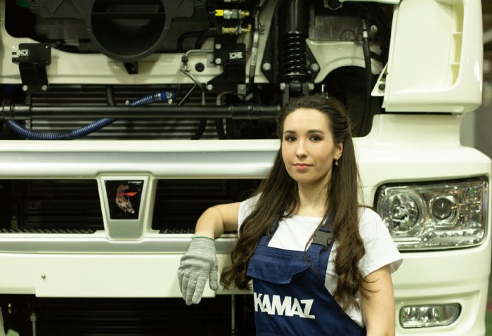 Девушки и КАМАЗ