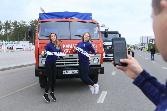 Девушки и КАМАЗ