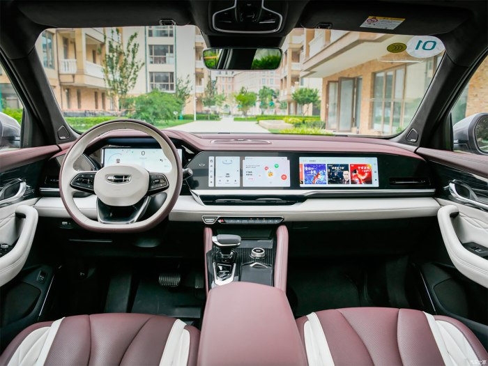 Кроссовер Geely 2022 kx11 салон
