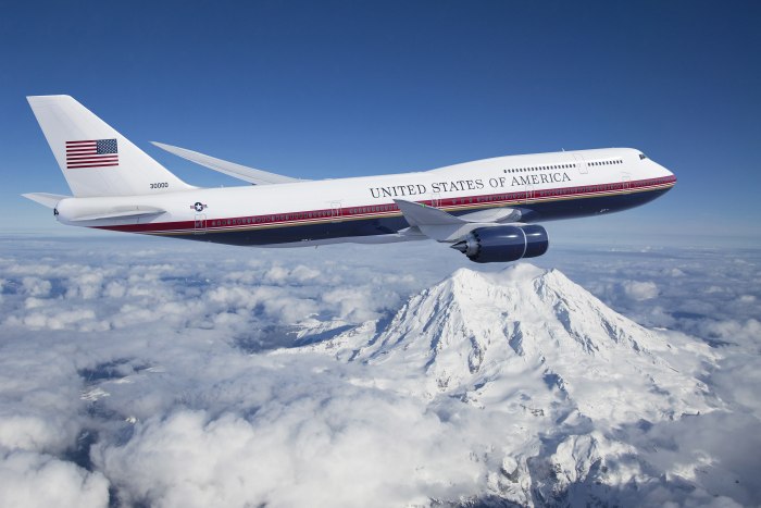 Самолет Боинг 747 президента США