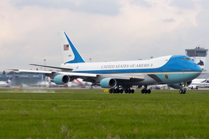 Самолет Боинг 747 борт 1