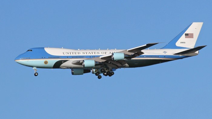 Самолет Боинг 747 борт 1