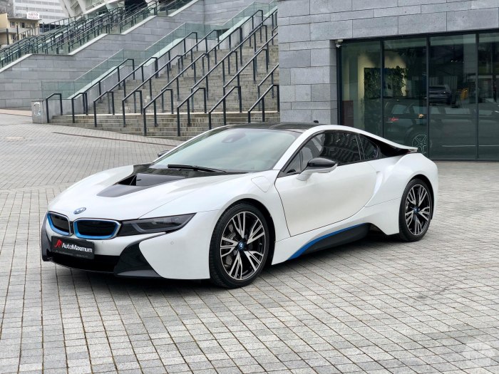 БМВ i8 2021