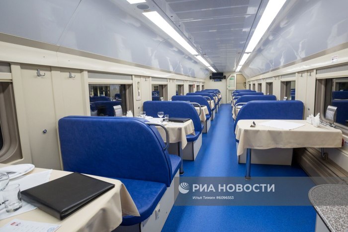 Вагон ресторан в поезде Карелия