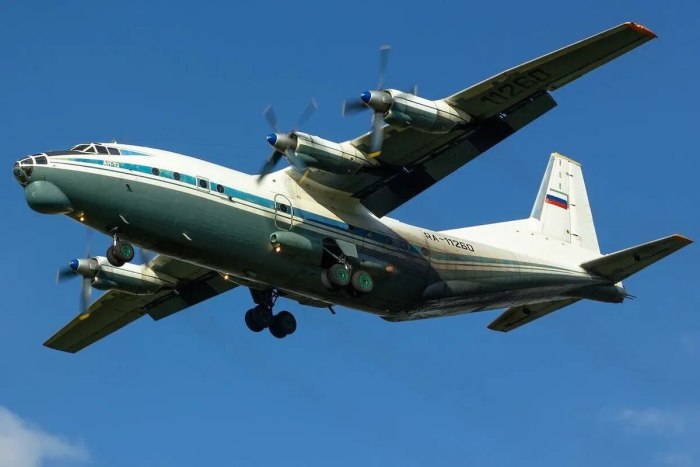 Грузовой военный самолет АН 12