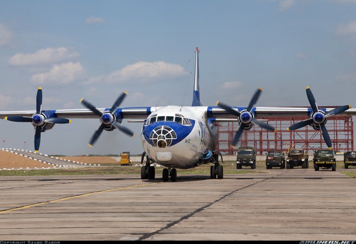 АН-12 транспортный самолёт