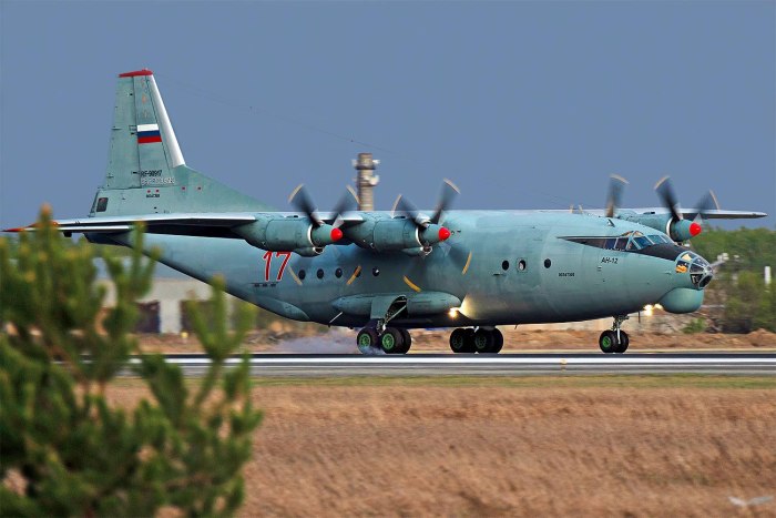 АН-12 военно-транспортный самолёт