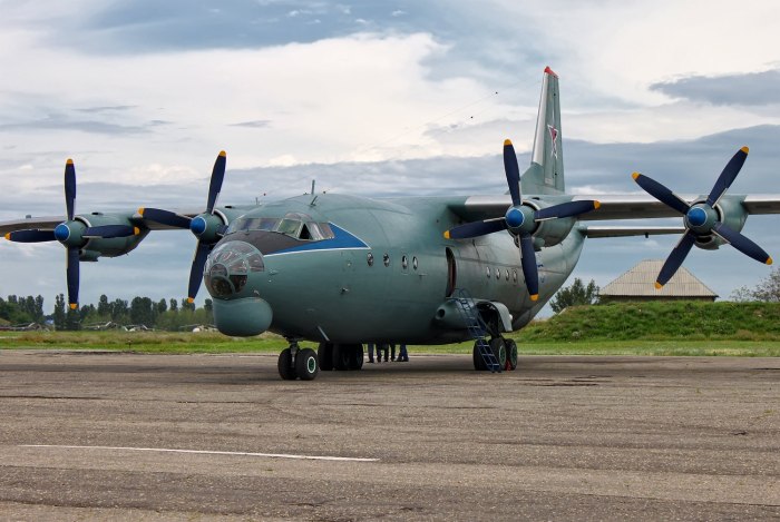 АН-12 военно-транспортный самолёт
