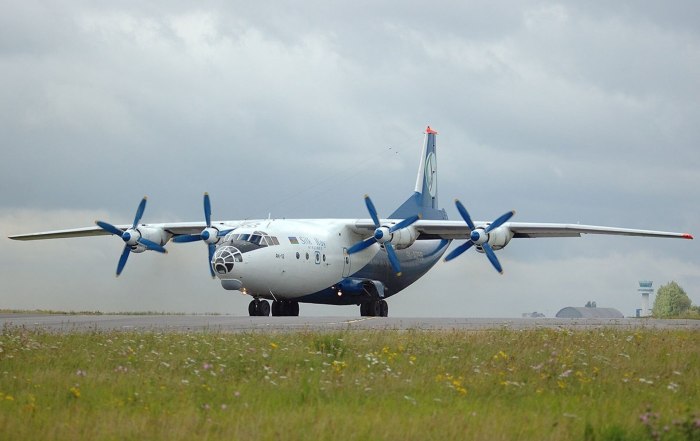 Турбовинтовой самолет АН-12