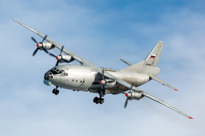 АН-12 военно-транспортный самолёт
