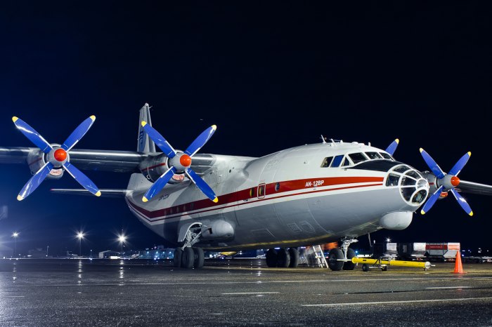 АН-12 военно-транспортный самолёт