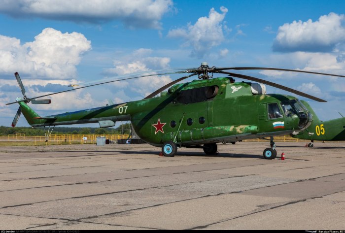 Фото вертолета на зелёном фоне
