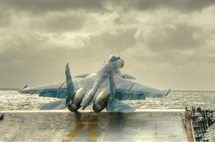 Су-33 палубный истребитель