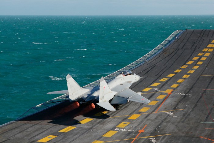 Палубные истребители Су-33, миг-29к/куб;
