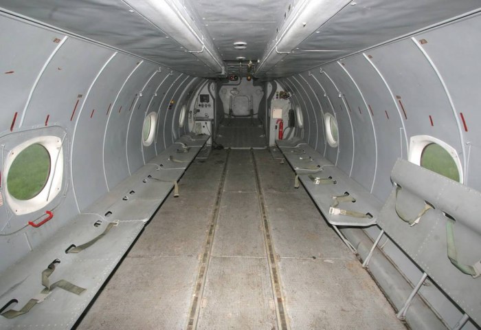 АН-72 грузовая кабина