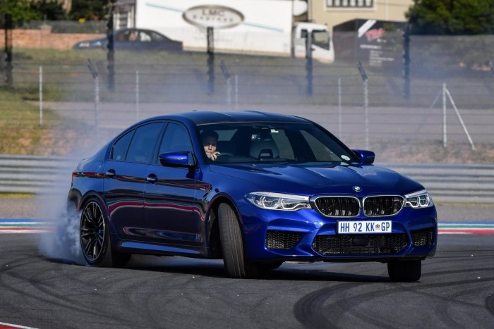 BMW F 90 дрифт