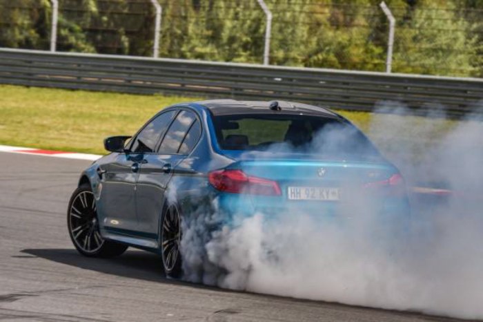 BMW m5 f90 в дрифте