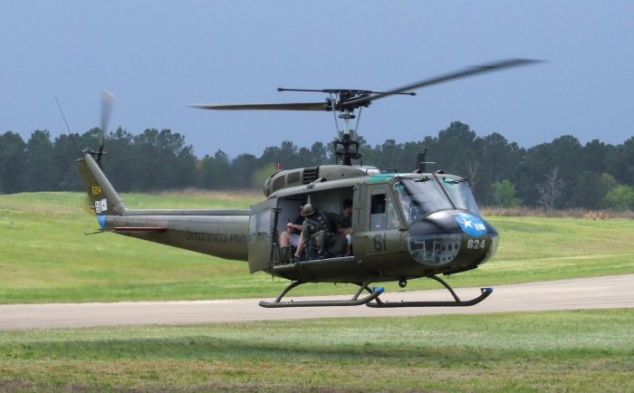 Вертолет Bell "uh-1 Huey"
