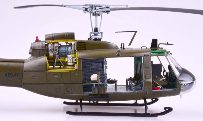 Вертолет uh-1b "Huey"