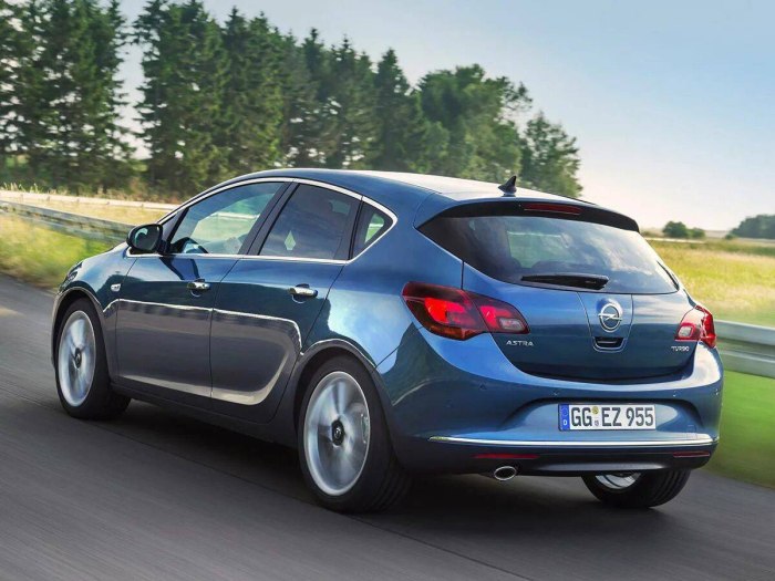 Opel Astra Hatchback 2012
