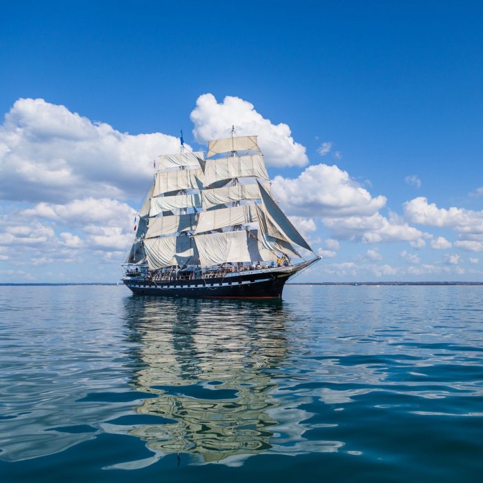 Парусник в море