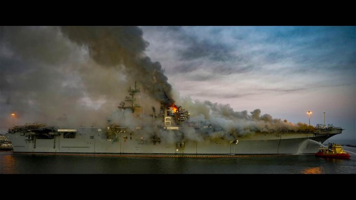 Пожар на корабле ВМС США В Сан Диего