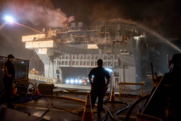 Пожар в ВМС США USS Bonhomme Richard