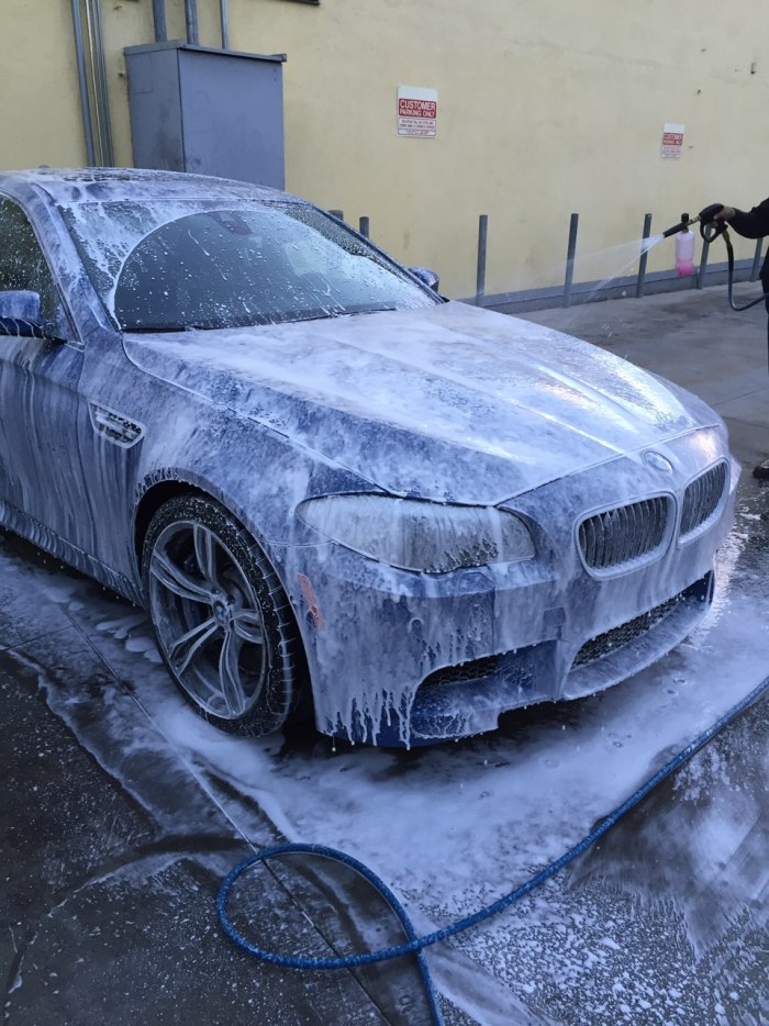 БМВ 5 Е 60 на мойке