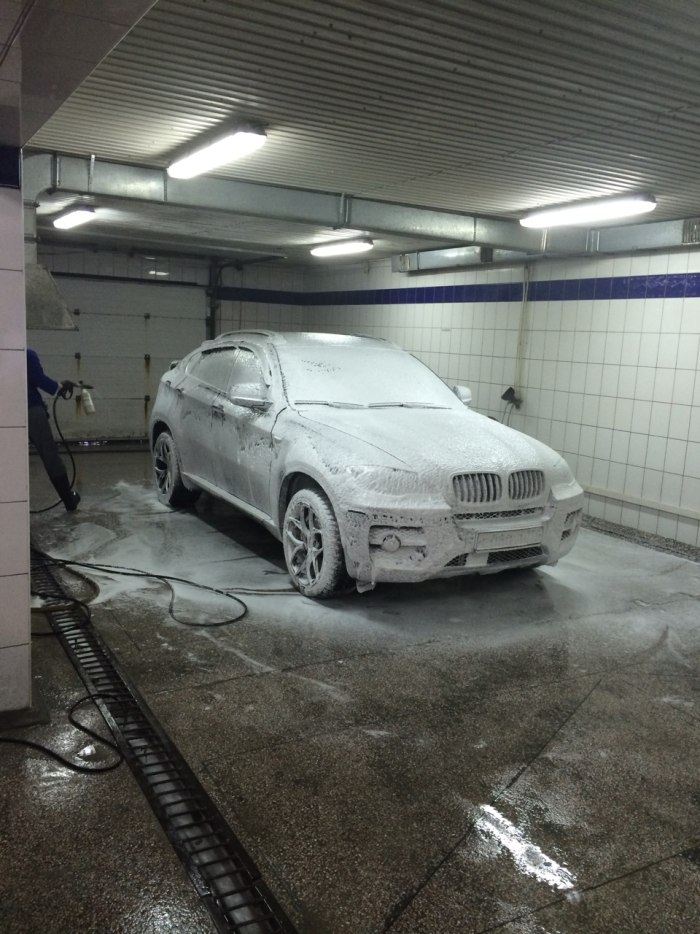 Автомобиль на автомойке