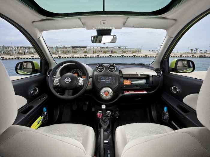 Nissan Micra 2010 салон