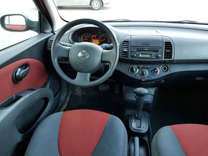 Nissan Micra 2010 салон