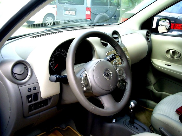 Nissan Micra 2003 салон