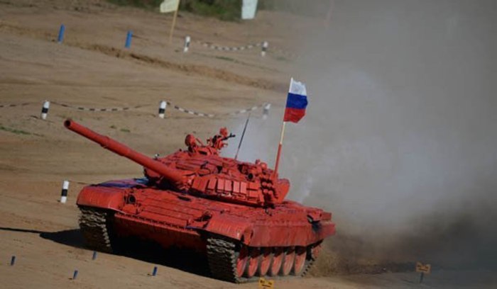 Танк с флагом России