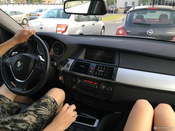 БМВ С девушкой в салоне