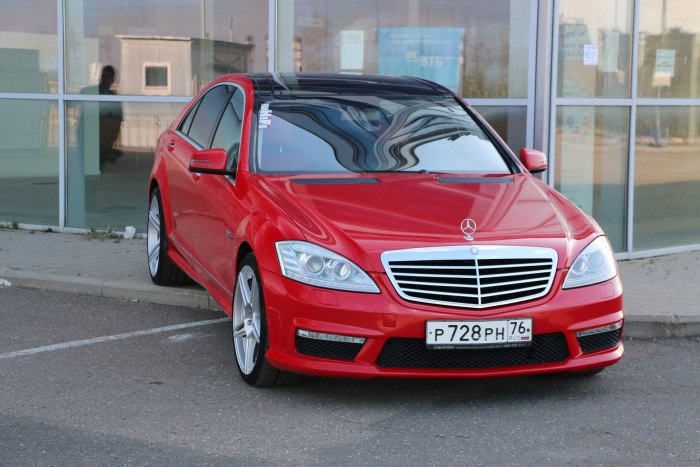 Mercedes Benz s class w221 Red