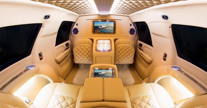 Машина Cadillac Escalade в салоне