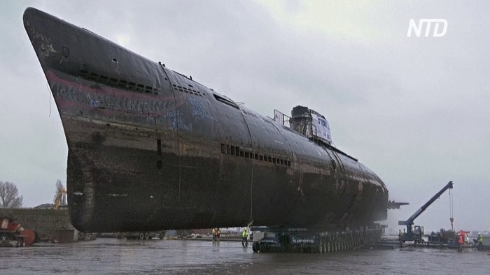 Подводная лодка в порту