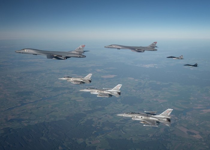 Бомбардировщики ВВС США B-1b Lancer