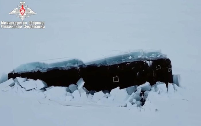 Всплытие подводной лодки в арктических льдах 2021