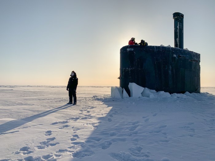 Всплытие подводной лодки в арктических льдах 2021