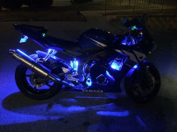 Мотоцикл Yamaha r1 чёрный с неоном